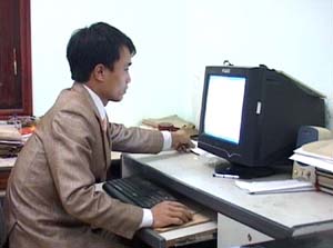 Cán bộ Ban Tuyên giáo Huyện ủy Cao Phong ứng dụng CNTT trong công tác quản lý tài liệu, văn bản, hồ sơ.  
(ảnh: Ngọc Vinh)
